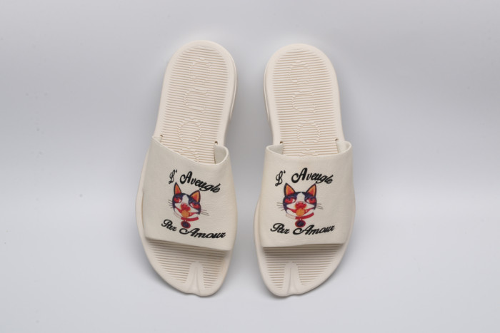 G*u*i slippers