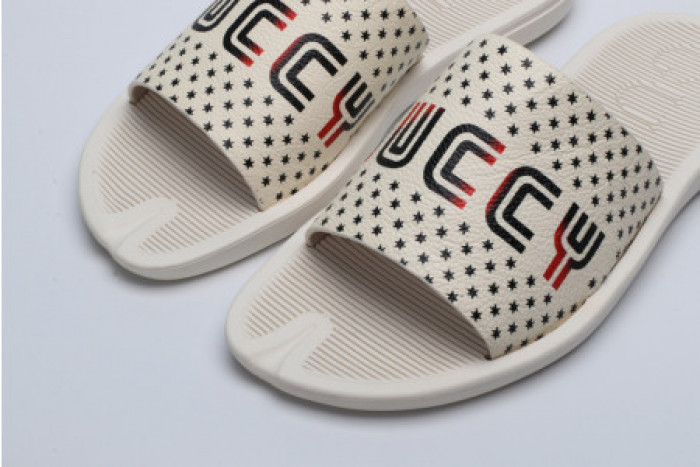 G*u*i slippers